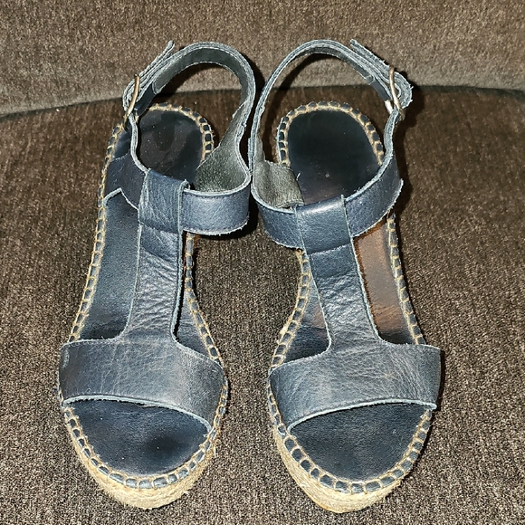 🥰😍Andre Assous Navy Leather Sandals - Picture 2 of 6